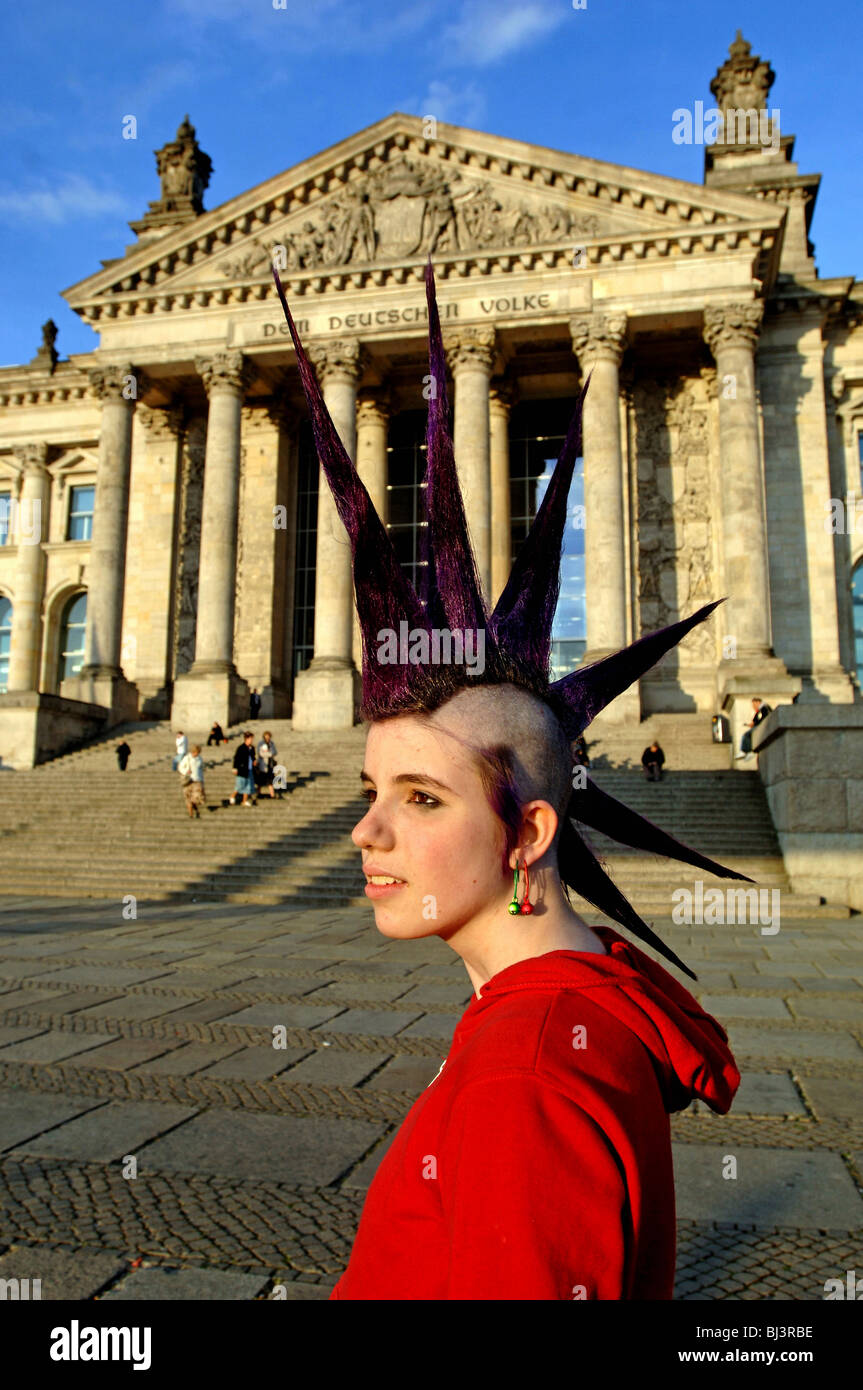 Ragazza punk nella parte anteriore del Reichstag di Berlino, Germania Foto Stock