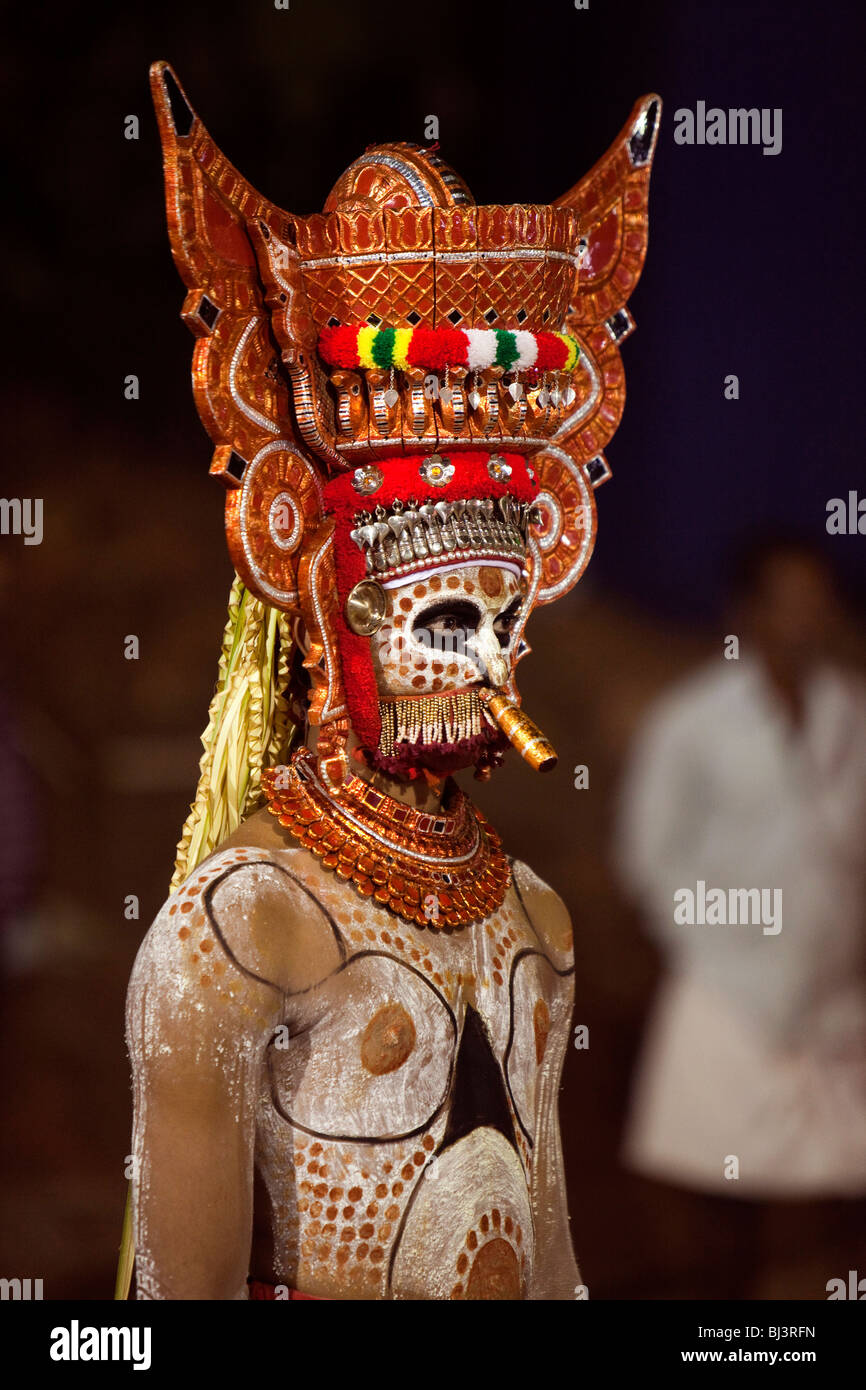 India Kerala, Cannanore (Kannur), Theyyam, antica pre indù di arte popolare rituale, Bappuran (Bapppiriyan) figura Foto Stock