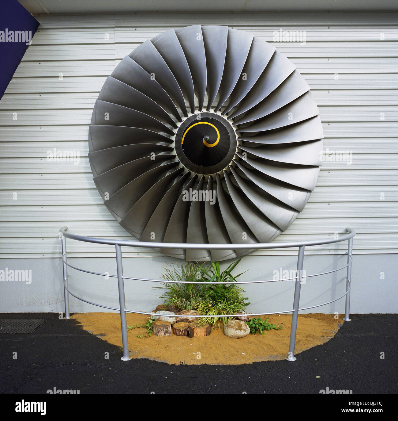 Una Rolls-Royce turbofan è stata fissata all'esterno dell'azienda stand di vendita al salone di Farnborough nello Hampshire. Foto Stock