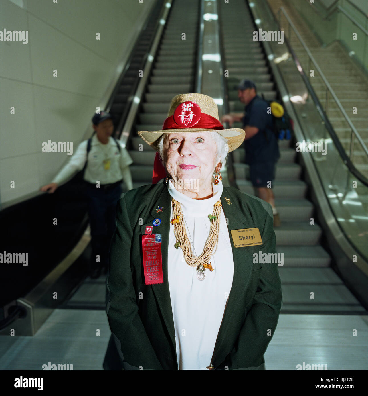 Sheryl è un aeroporto Ambasciatore volontario a Dallas Fort Worth, Texas e sorge ai piedi di alcune scale mobili nel terminale principale. Foto Stock