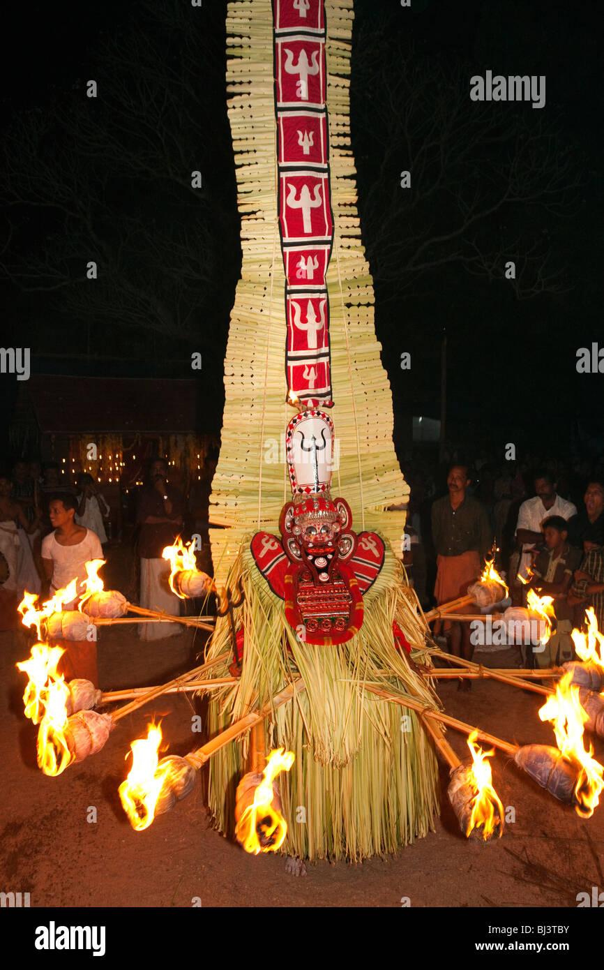 India Kerala, Cannanore (Kannur), Theyyam, antica arte popolare rituale, Agni-Ghandakaran dancing circondato da fiaccole Foto Stock
