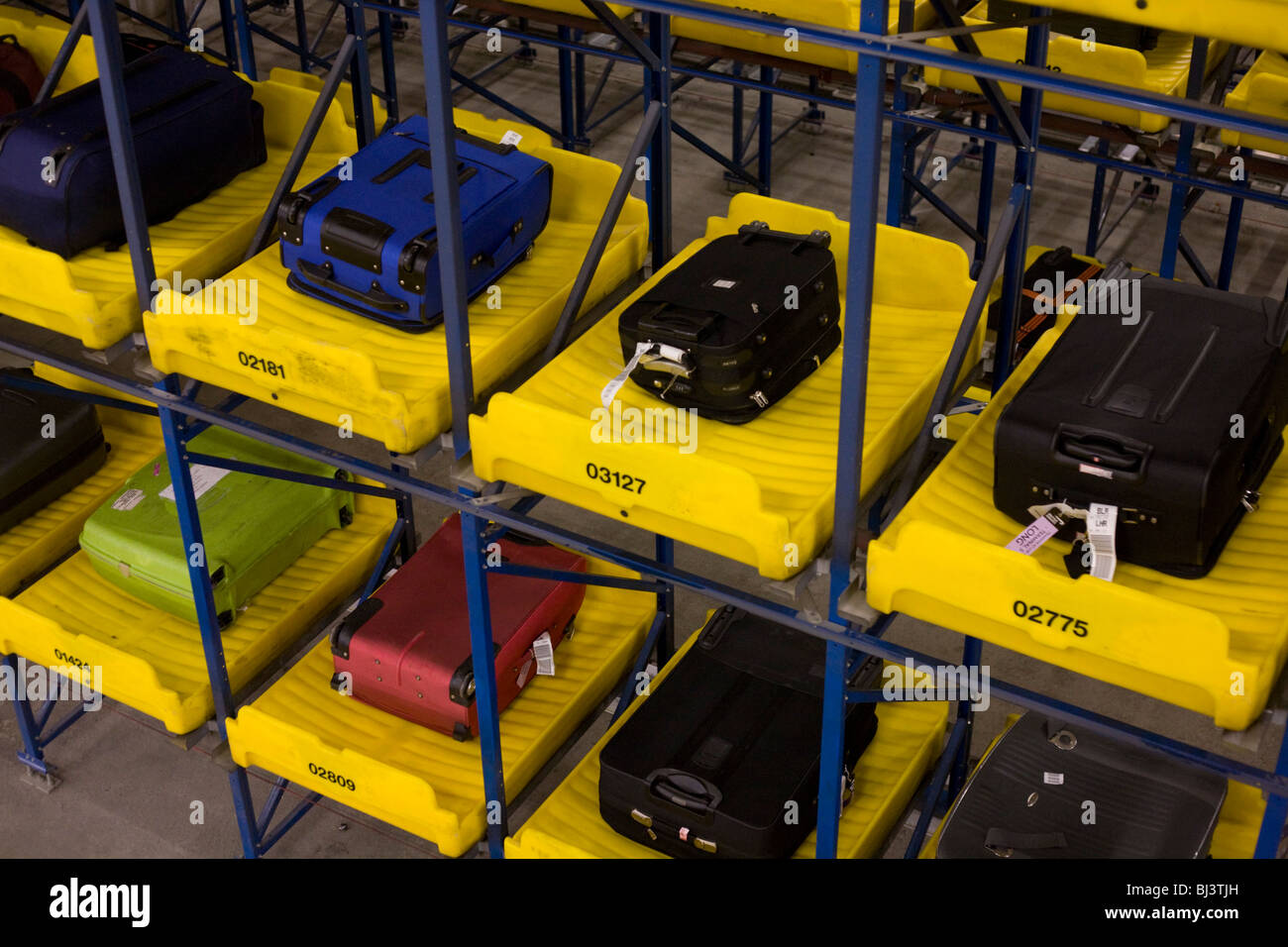 Articoli di bagaglio nei primi sacchetti Store in transito a Heathrow T5 detenute in un sistema completamente automatizzato di parcheggio temporaneo facility. Foto Stock