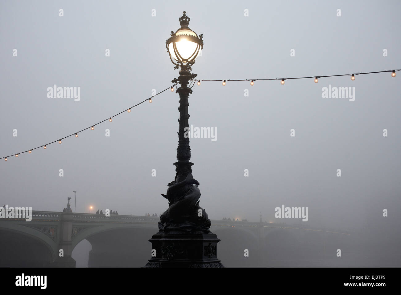 Nebbia mattutina sul Fiume Tamigi, il terrapieno e Westminster Bridge dal Southbank Foto Stock