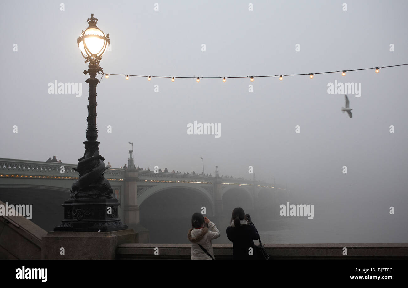 Nebbia mattutina sul Fiume Tamigi, il terrapieno e Westminster Bridge dal Southbank. Foto Stock