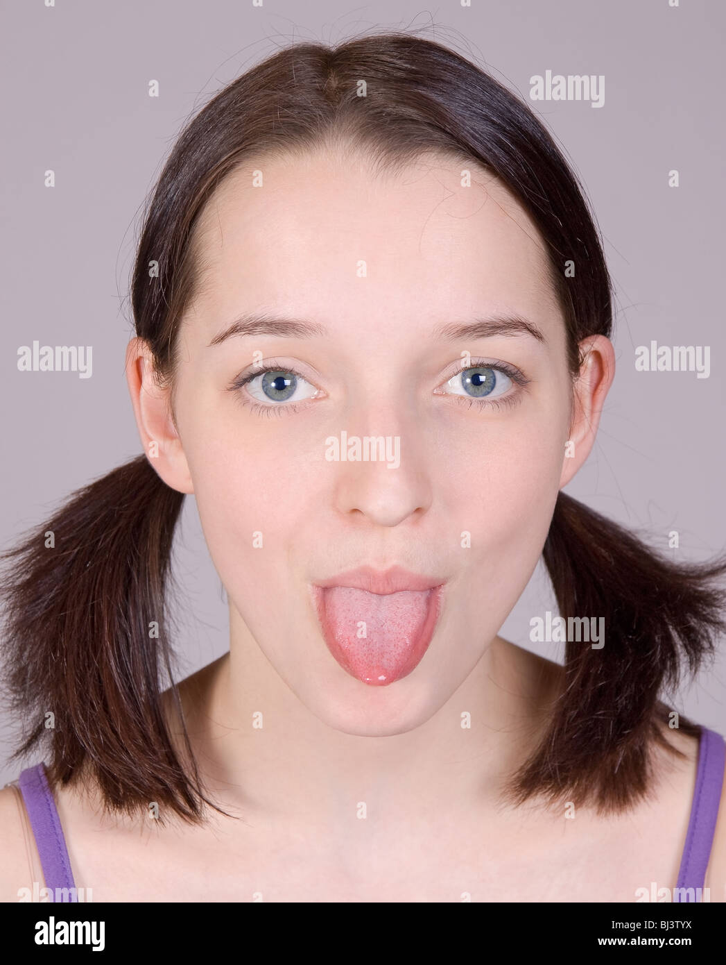 Ragazza stick la lingua di fuori Foto Stock