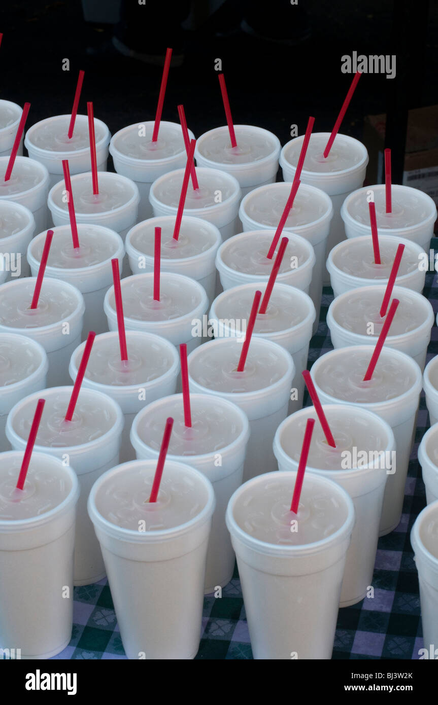 In plastica bianca bicchieri in polistirolo espanso con cannucce di rosso. Foto Stock
