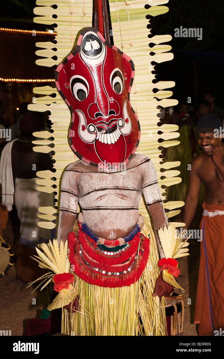 India Kerala, Cannanore (Kannur), Theyyam, antica pre indù di arte popolare rituale, Gulican con alte e costume, dettaglio Foto Stock