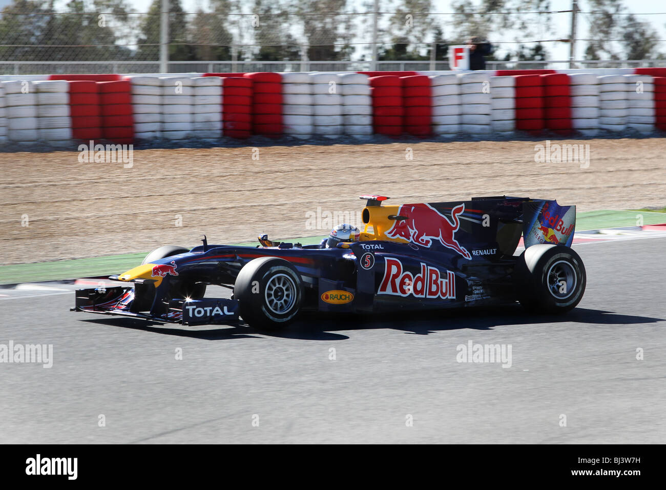 Sebastian Vettel guida per il 2010 di Formula Uno della Red Bull Racing Team sul circuito di Montmelò, Barcellona, Spagna Foto Stock