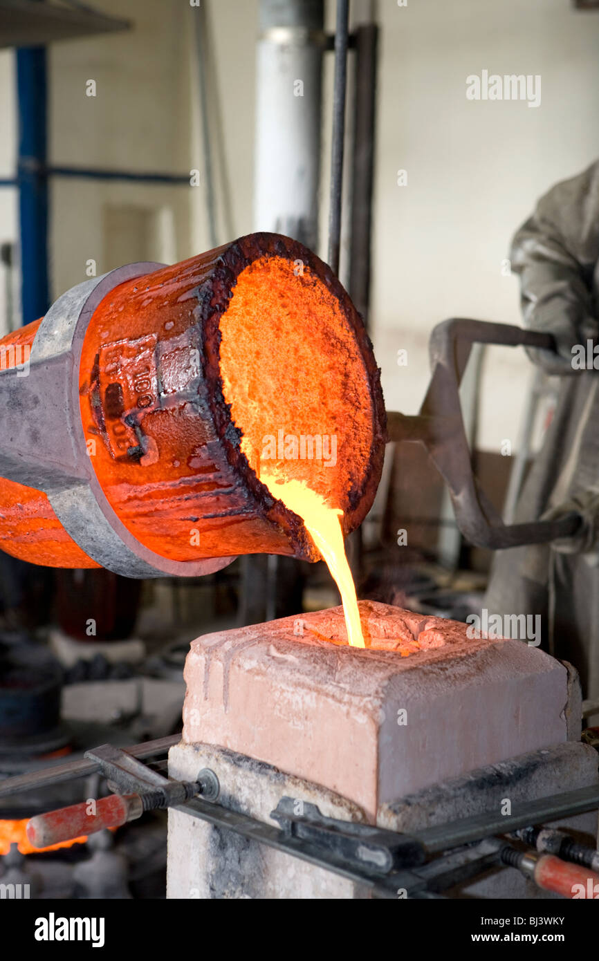 Lavoratore di un'arte fonderia, Wiesbaden, Germania Foto Stock