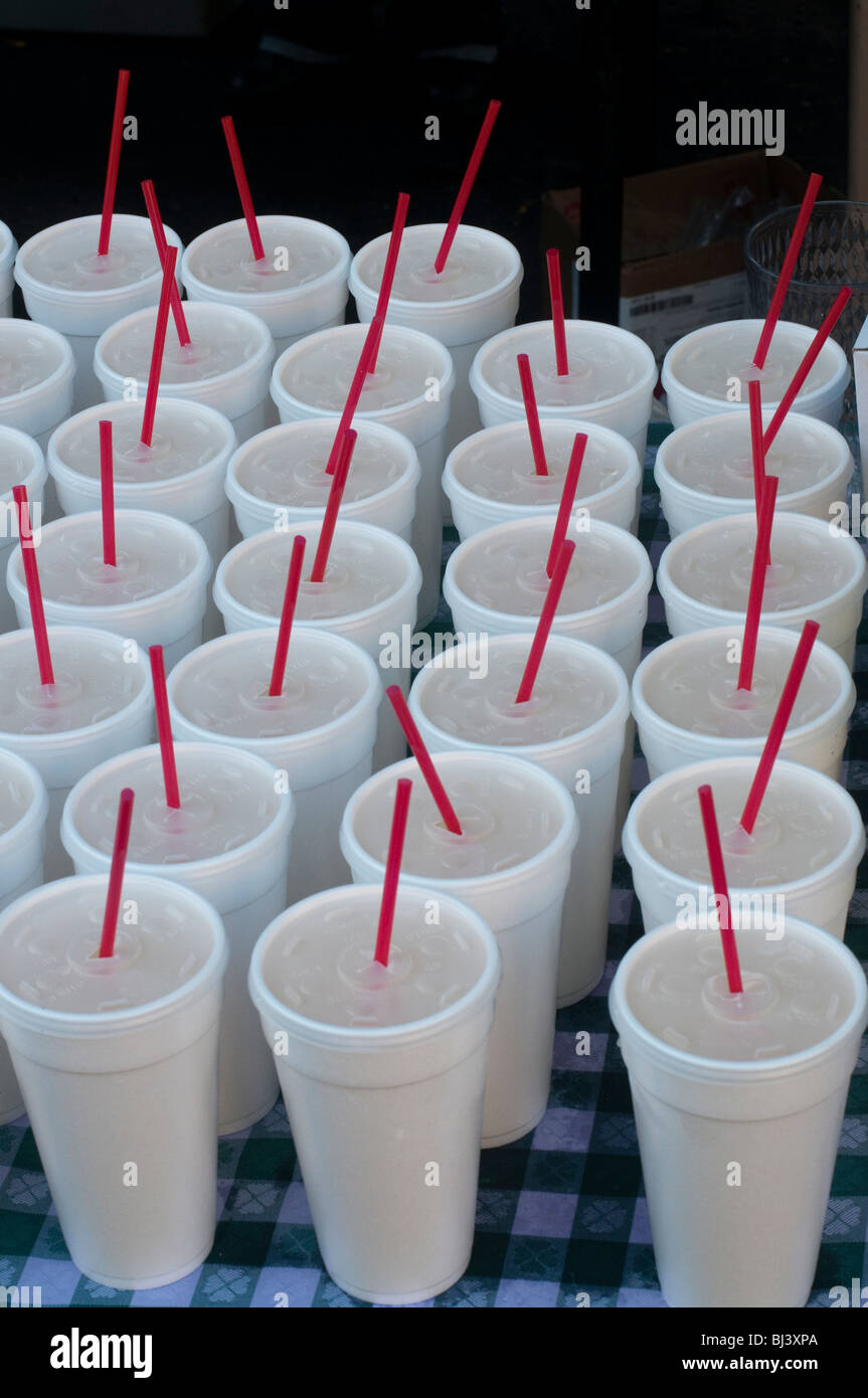In plastica bianca bicchieri in polistirolo espanso con cannucce di rosso. Foto Stock