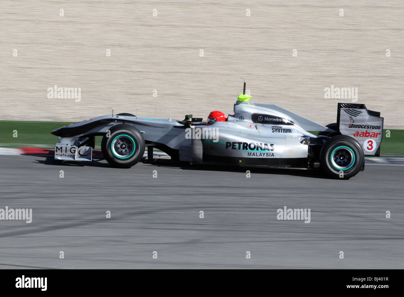 Michael Schumacher al volante per il 2010 team Mercedes Grand Prix sul circuito di Montmelò in Spagna. Foto Stock