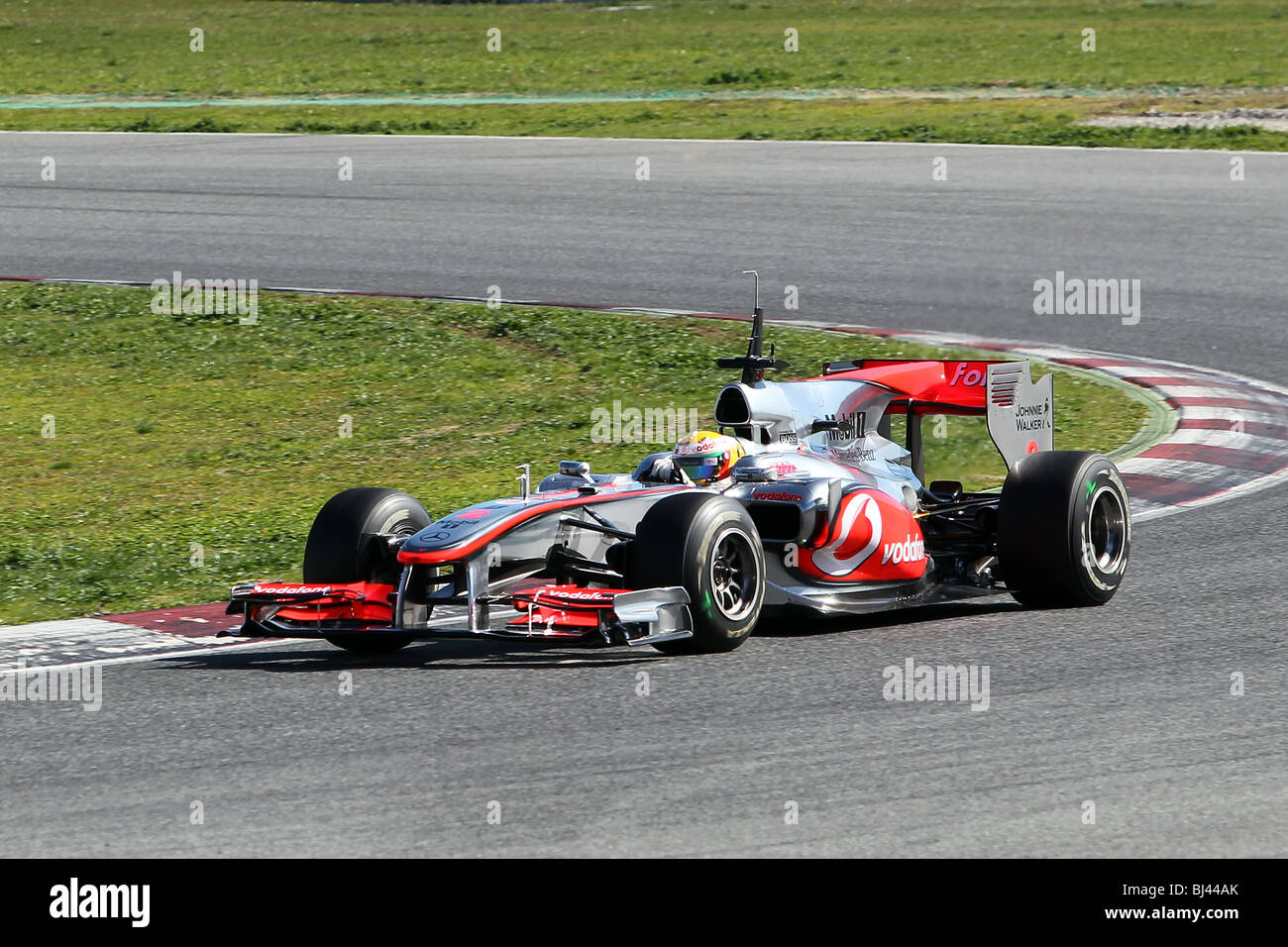 Lewis Hamilton alla guida della 2010 McLaren Mercedes auto di Formula Uno a Barcellona Foto Stock