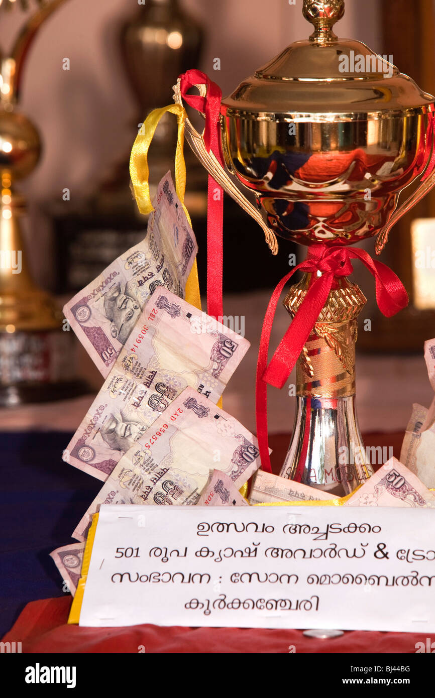 India Kerala, Thrissur, Koorkancherry Thaipooya Mahotsavam festival, trofeo e denaro, premio per la migliore performance Kavadiyattom Foto Stock
