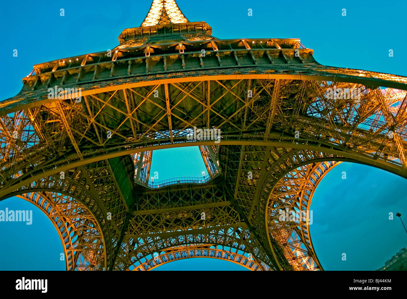 Parigi, Francia - Wide-Angle, vista notturna della Torre Eiffel., crepuscolo angolo basso Foto Stock
