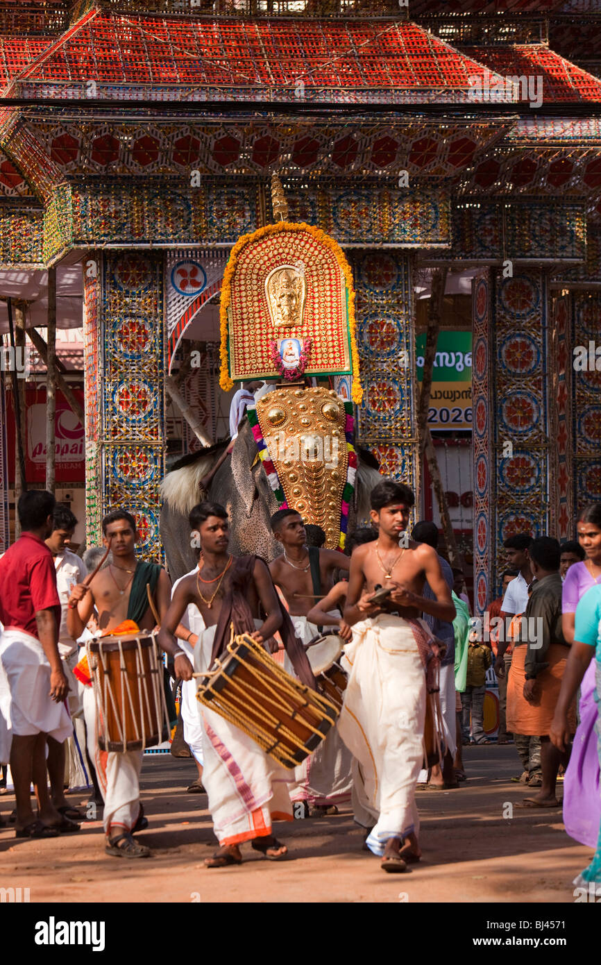 India Kerala, Thrissur, Koorkancherry Sree Maheswara tempio, Thaipooya festival Mahotsavam caparisoned elefante in arrivo Foto Stock