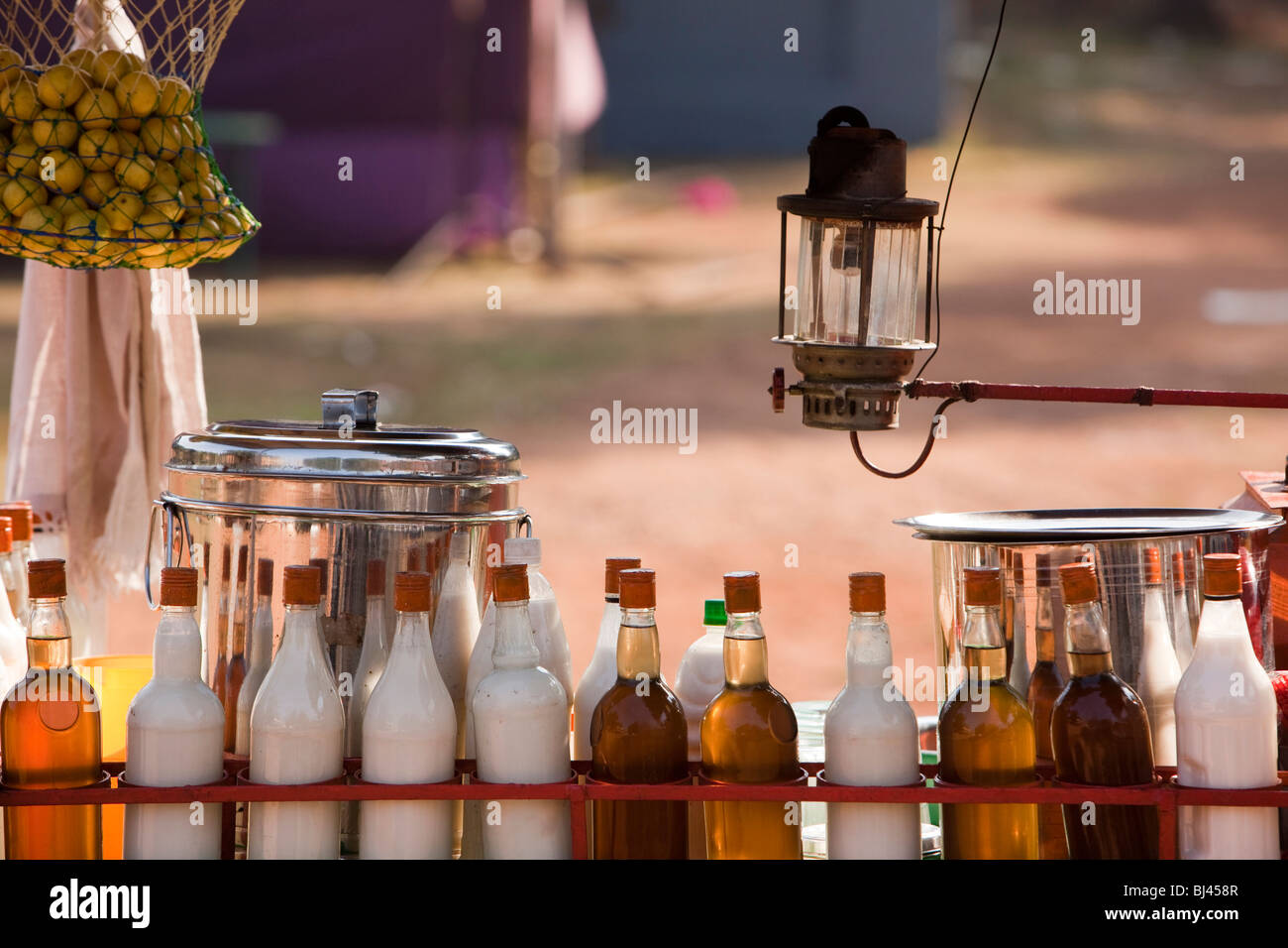 India Kerala, Thrissur, Koorkancherry Sree Maheswara tempio, Thaipooya Mahotsavam festival, bevande dettaglio di stallo Foto Stock