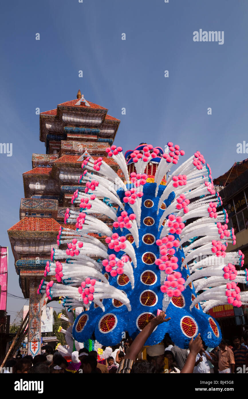 India Kerala, Koorkancherry Thaipooya Mahotsavam festival, Kavadiyattom danza rituale Indù devoti Pookkavadi di filatura Foto Stock