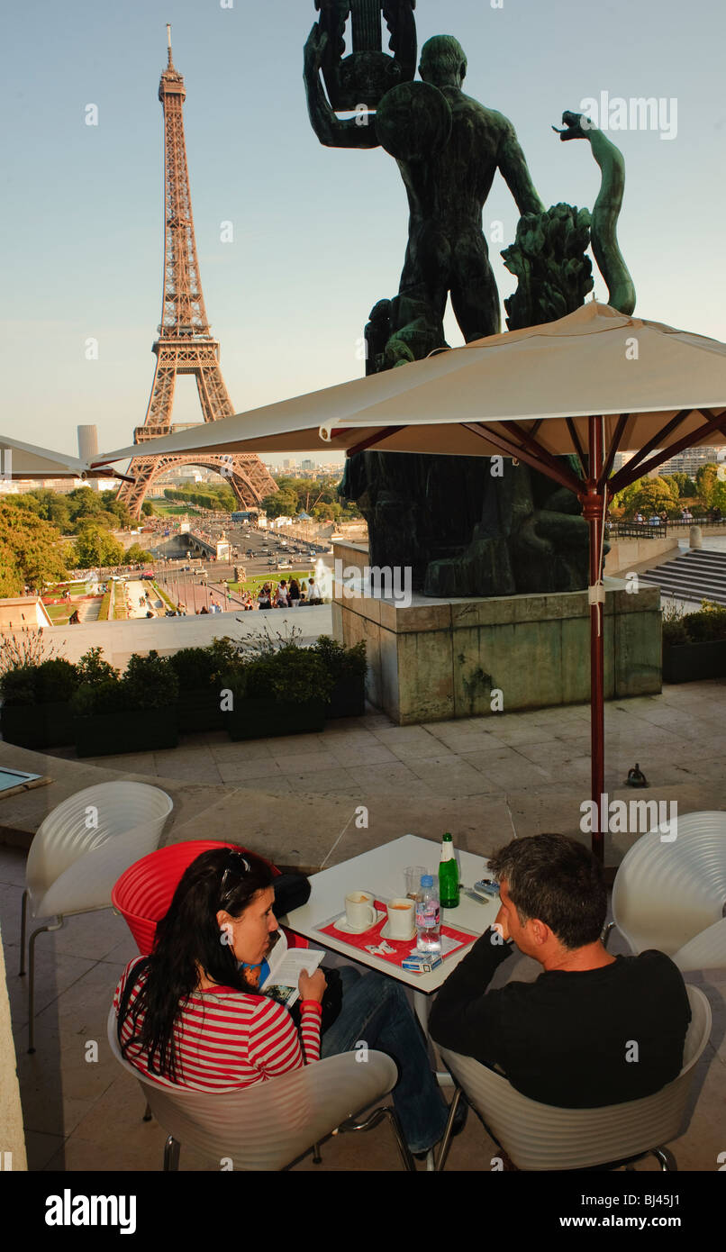 Parigi, Francia, coppia dal retro, nel ristorante French Cafe Bistro, terrazza sul marciapiede, con vista sulla Torre Eiffel, birra da condividere al tavolo, scena di caffè di strada, tavolo da bistrot parigino, DONNA CHE BEVE ALL'APERTO AL PUB, scultura dietro Foto Stock