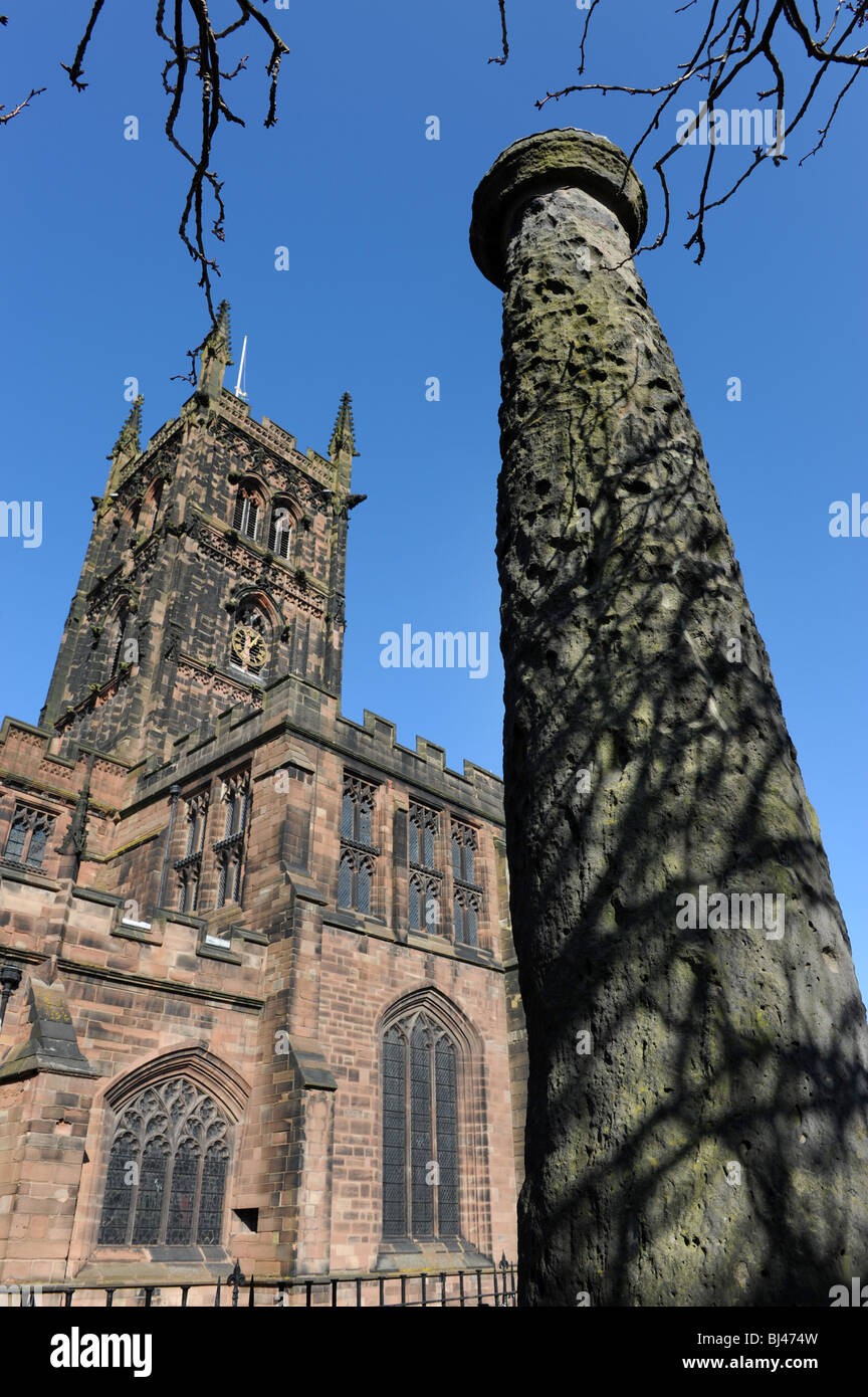 Colonna di pietra che è il solo resti di anglo-Saxon monastero di St Peters Giardini Inghilterra Wolverhampton Regno Unito Foto Stock