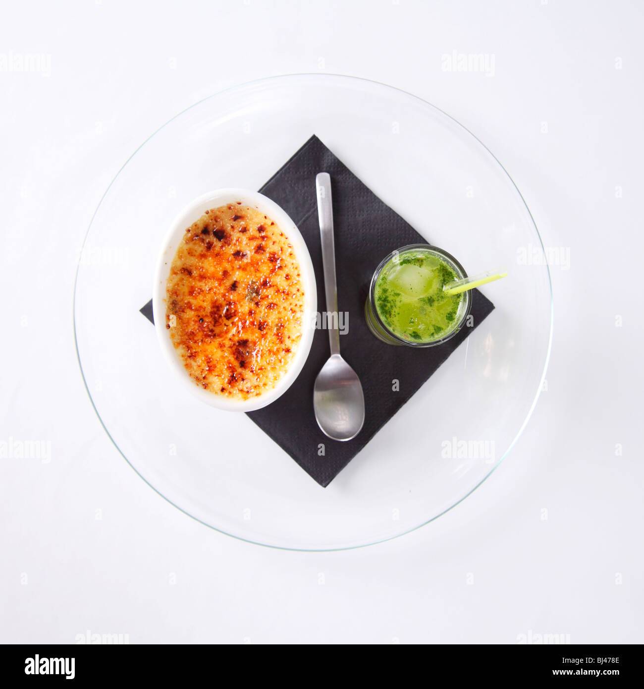 Creme brulee con cocktail mojito Foto Stock