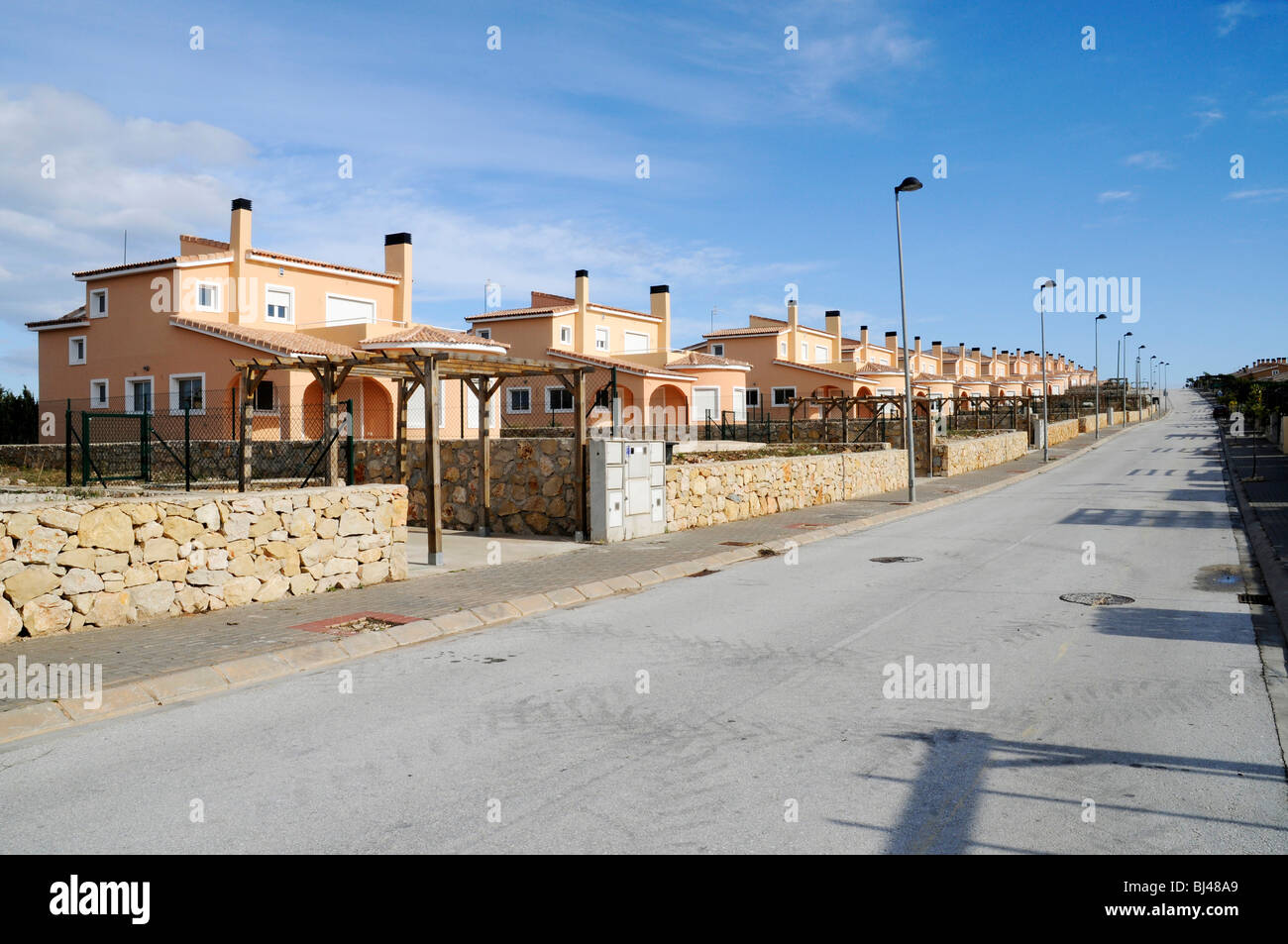 Fila di case, road, quartiere residenziale, Gata de Gorgos, Javea, Costa Blanca, provincia di Alicante, Spagna, Europa Foto Stock