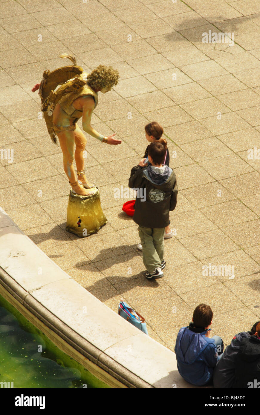 Busker e pubblico al Sacre Coeur di Montmartre Parigi Francia Foto Stock