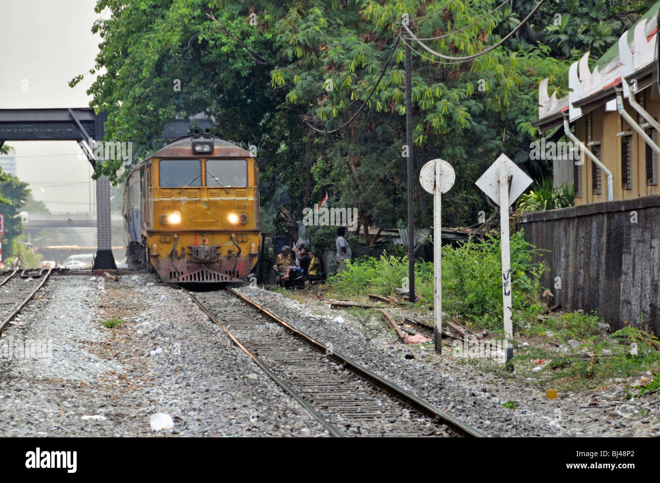 Un motore diesel che passa attraverso un sobborgo di Bangkok, Thailandia, Asia Foto Stock