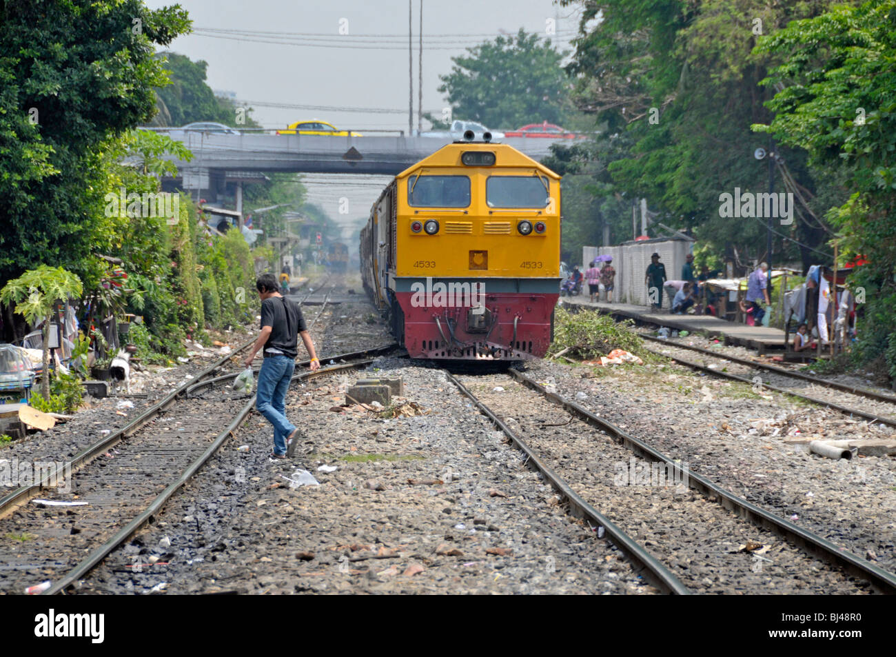 Un motore diesel che passa attraverso un sobborgo di Bangkok, Thailandia, Asia Foto Stock