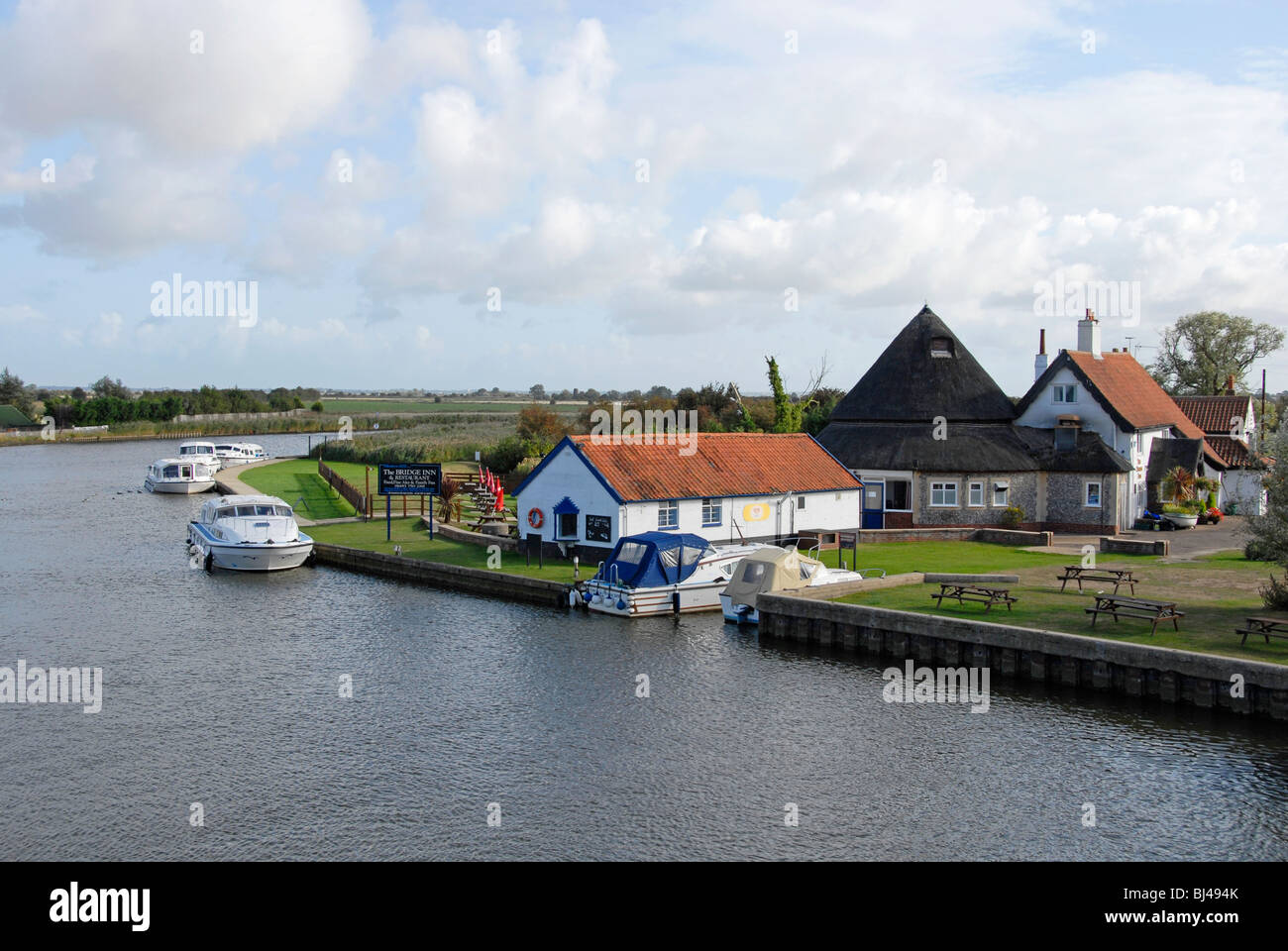 Il Bridge Inn, Acle, Norfolk, Inghilterra e fiume Bure Foto Stock