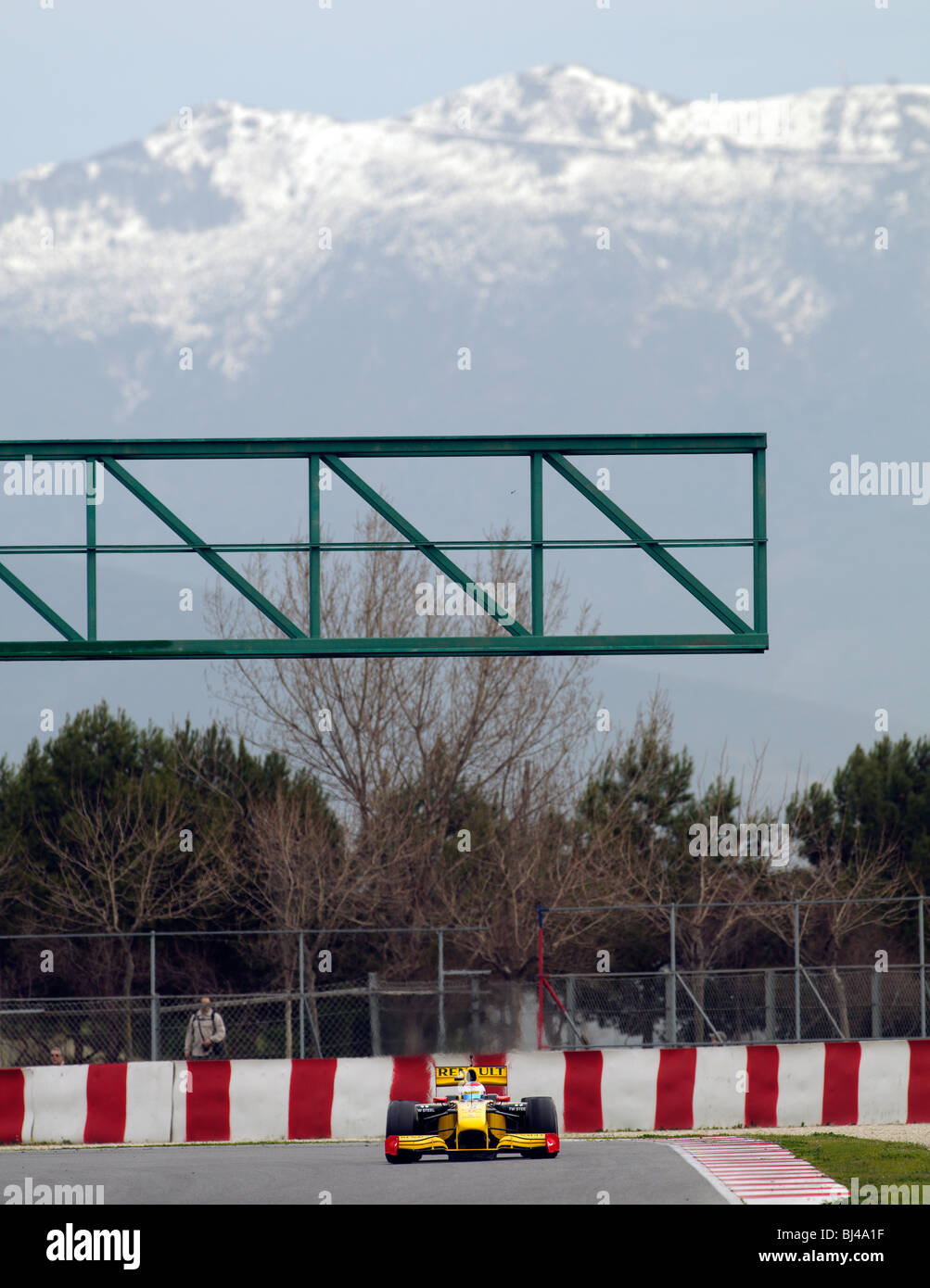 Vitaly Petrov (RUS) nella Renault R30 nella parte anteriore delle montagne dalle vette innevate durante la Formula 1 prove ho Febbraio 2010 Foto Stock