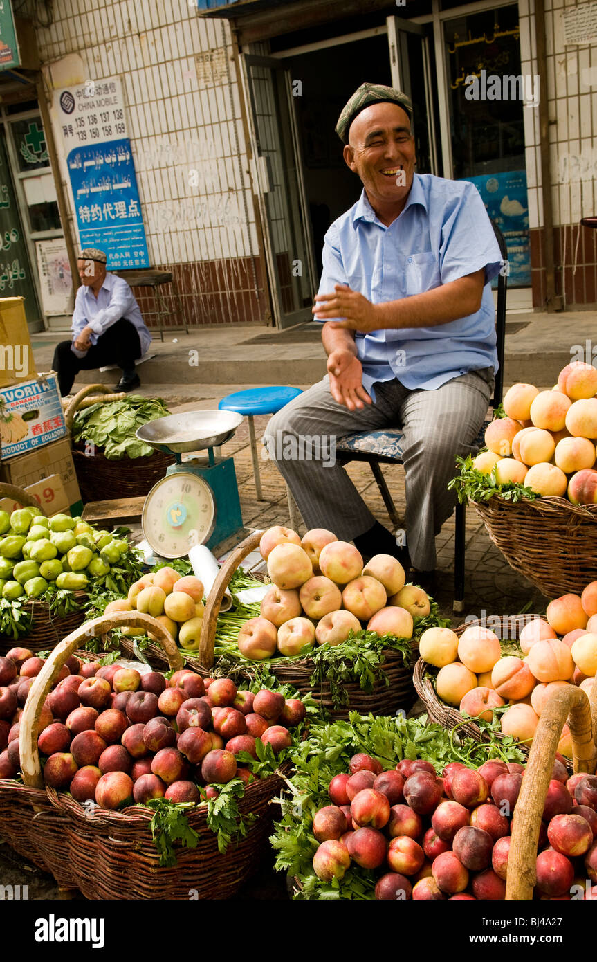 Fornitore di frutta a Kashgar. Foto Stock