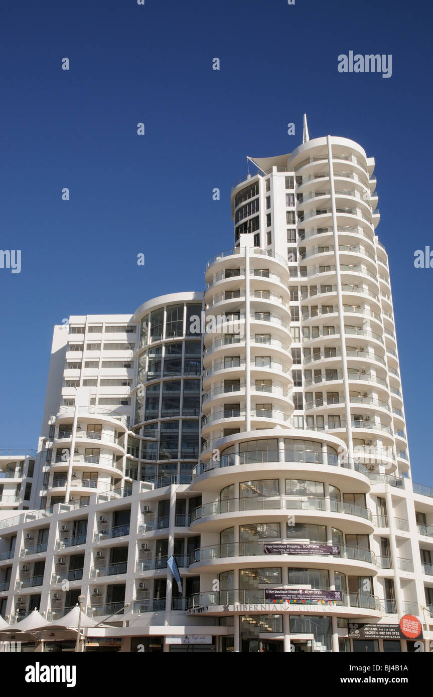 Beachfront sviluppo edilizio l'Hibernian Towers nella località balneare di Strand in western cape Sud Africa Foto Stock