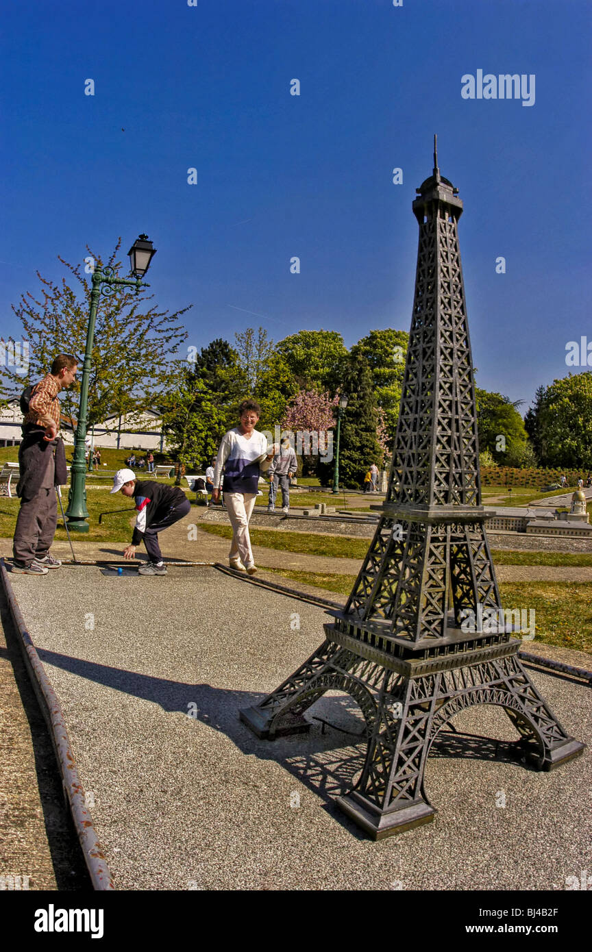 PARIGI, Francia, famiglie di turisti che giocano a minigolf nel 'Parco floreale', con Torre Eiffel modello, divertimento di vacanze Foto Stock