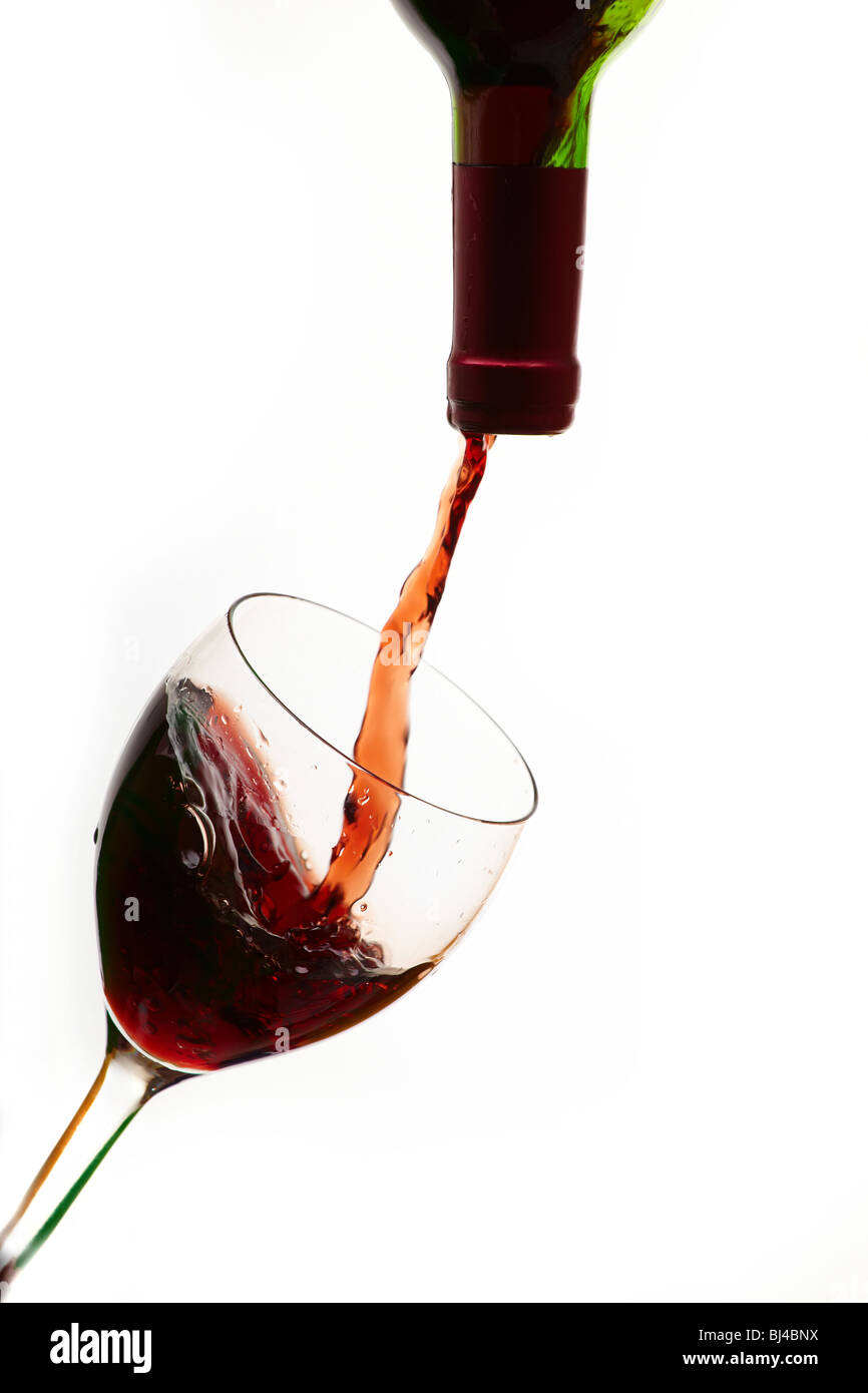 Vino rosso riempire un bicchiere, bere Foto Stock