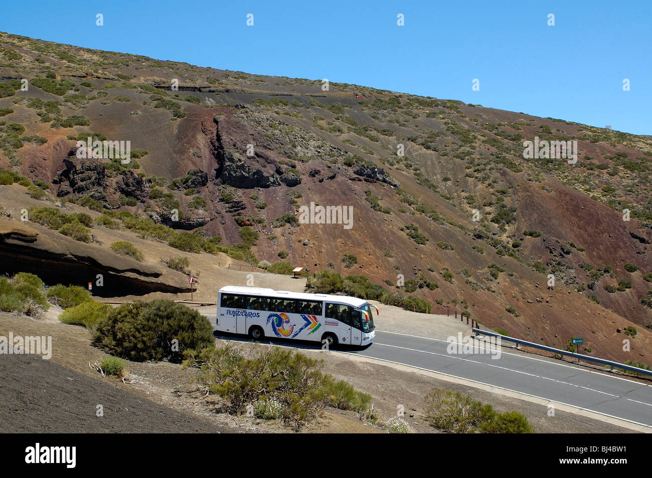 Spagna Isole Canarie Tenerife Teide Il Parco Nazionale del Vulcano, paesaggio con strada e pullman Foto Stock