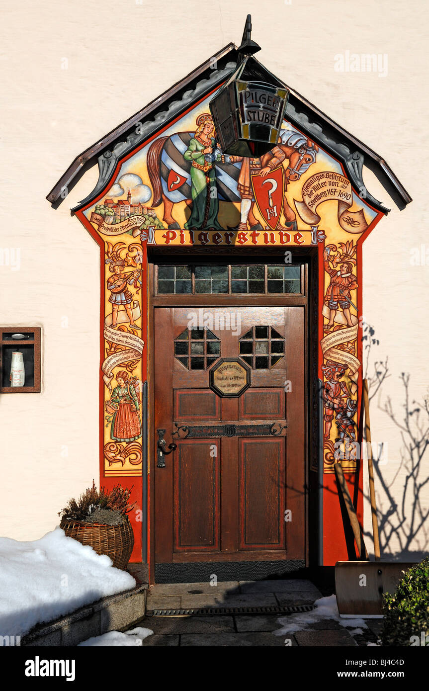 Ingresso decorativo del 'Pilgerstube', taverna degustazione di acquaviti, liquori, Hans-Hertlein-Strasse 1, Streitberg, Wiesenttal Foto Stock