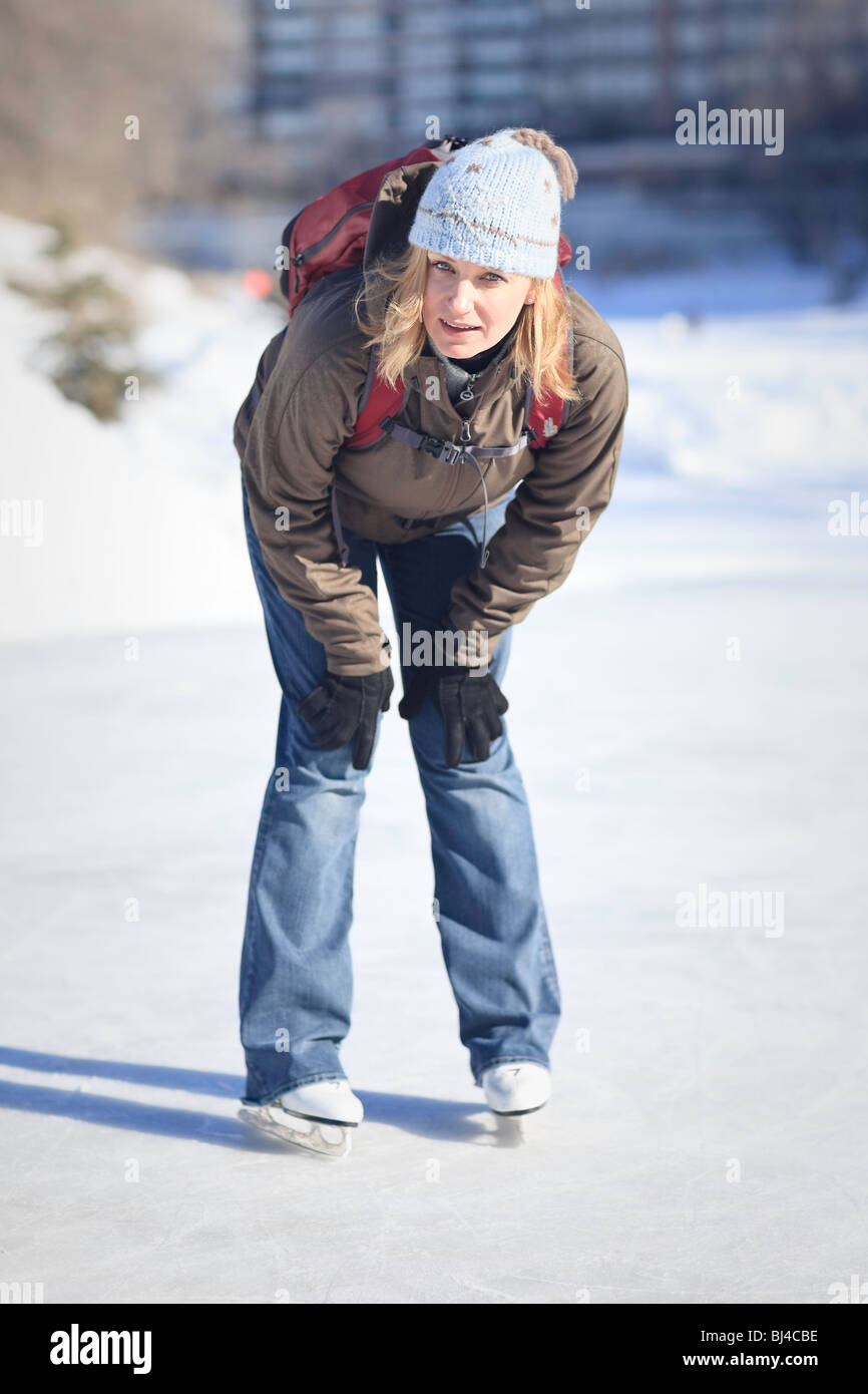 Stanco donna Skater ghiaccio sul fiume Assiniboine Trail, Winnipeg, Manitoba, Canada. Foto Stock