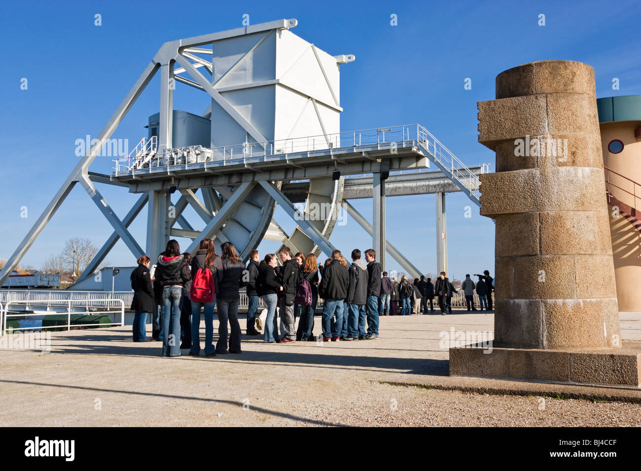 Ponte Pegasus, in Normandia, Francia, Europa - la scuola dei bambini in gita scolastica visita di gruppo Foto Stock