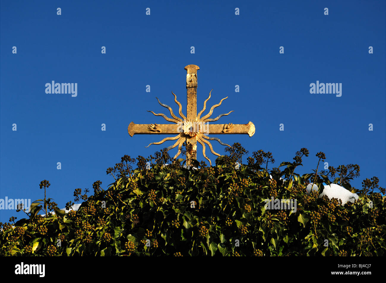 Gilt croce contro un cielo blu, al di sotto di esso edera (Hedera helix), Goessweinstein, Alta Franconia, Baviera, Germania, Europa Foto Stock