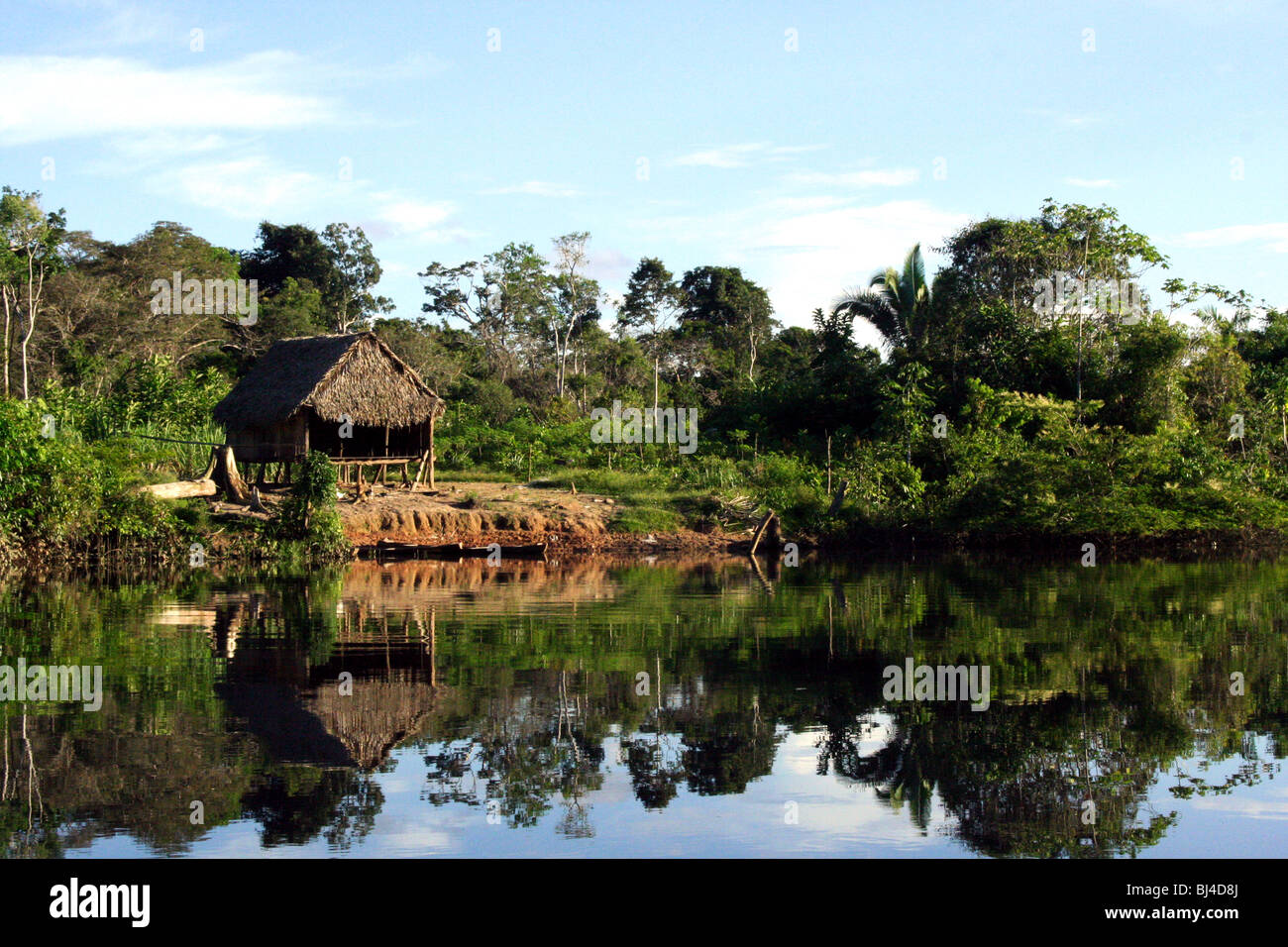 Un molto remota di fiume casa laterale nell Amazzonia brasiliana Foto Stock