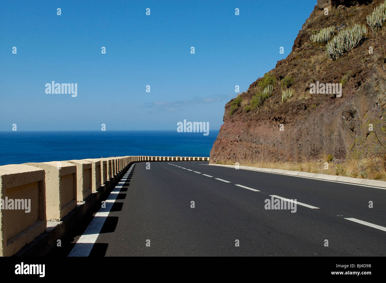 Spagna Isole Canarie Tenerife Anaga colline, strada costiera Foto Stock
