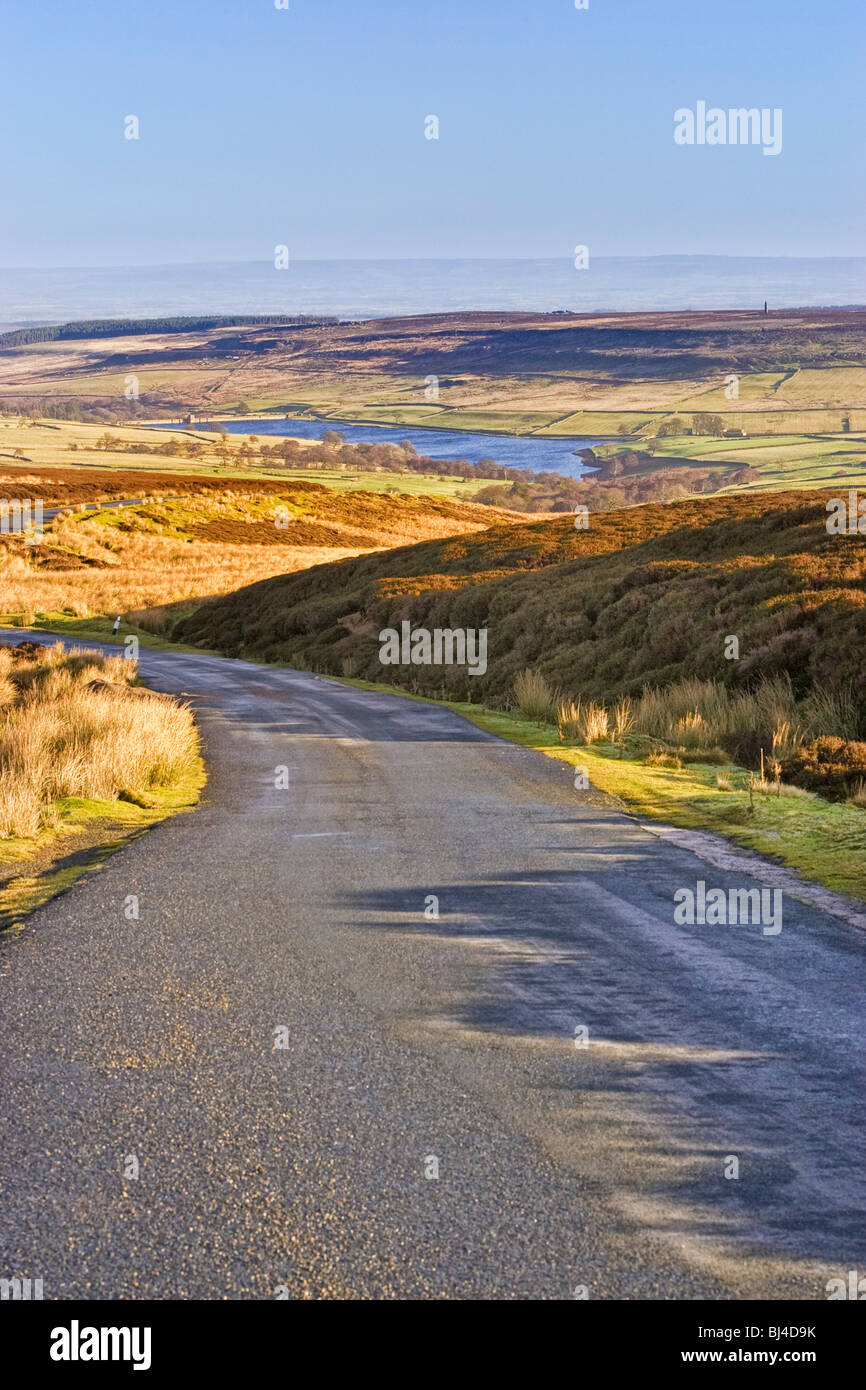 Country road verso Leighton serbatoio, Masham, Nidderdale, Yorkshire Dales, England, Regno Unito Foto Stock