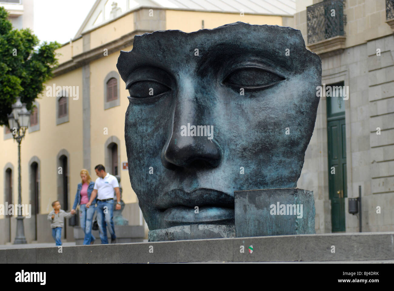 Spagna Isole Canarie Tenerife Santa Cruz, Plaza de la Isla de la Madera, scultura moderna prima di Teatro Guimera Foto Stock