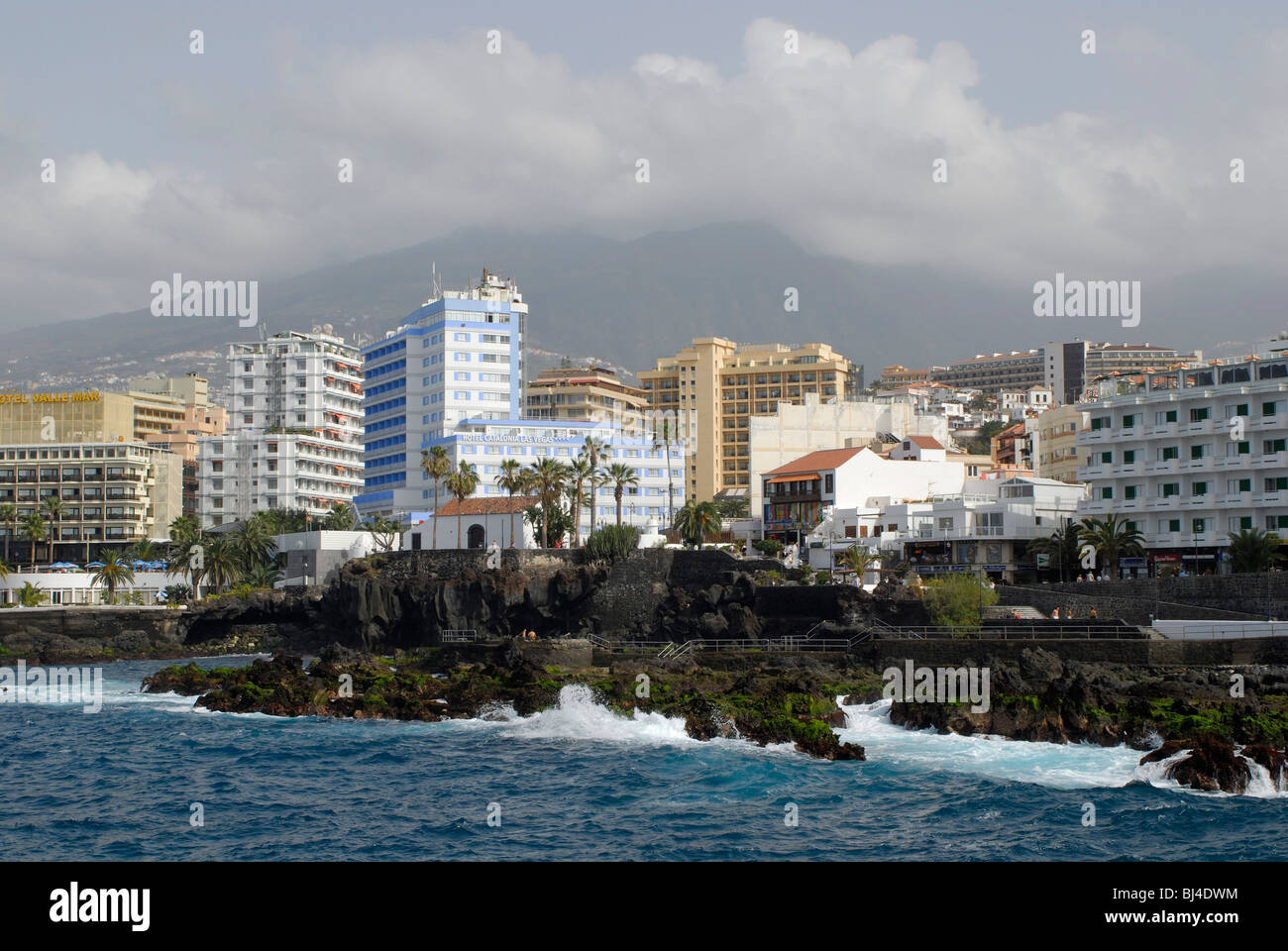 Spagna Isole Canarie Tenerife Puerto de la Cruz, vista dal mare sulla città, San Telmo e il Teide in nubi Foto Stock