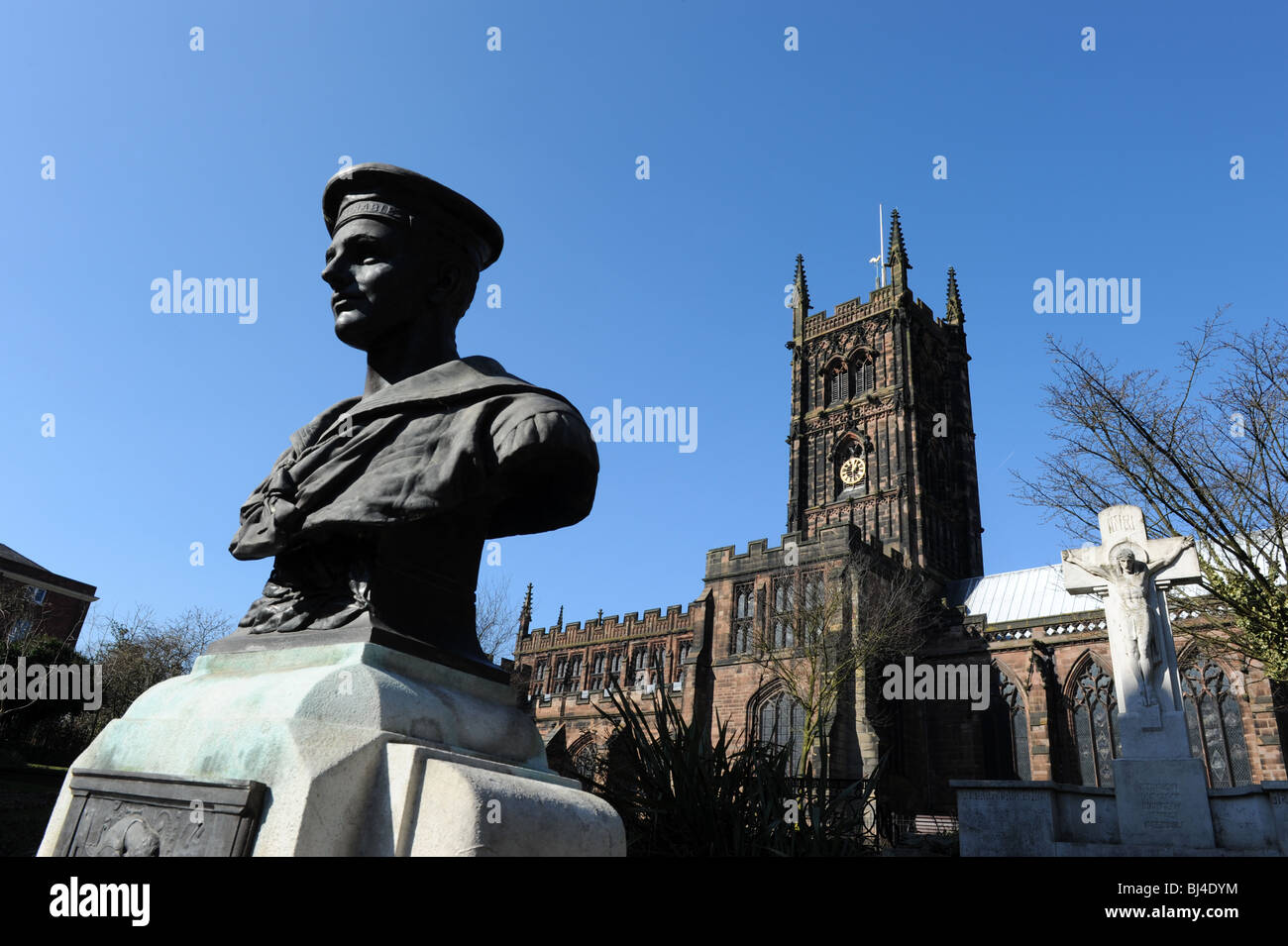 Guerra navale Memorial e la chiesa di St Peters e giardini a Wolverhampton Regno Unito Inghilterra Foto Stock