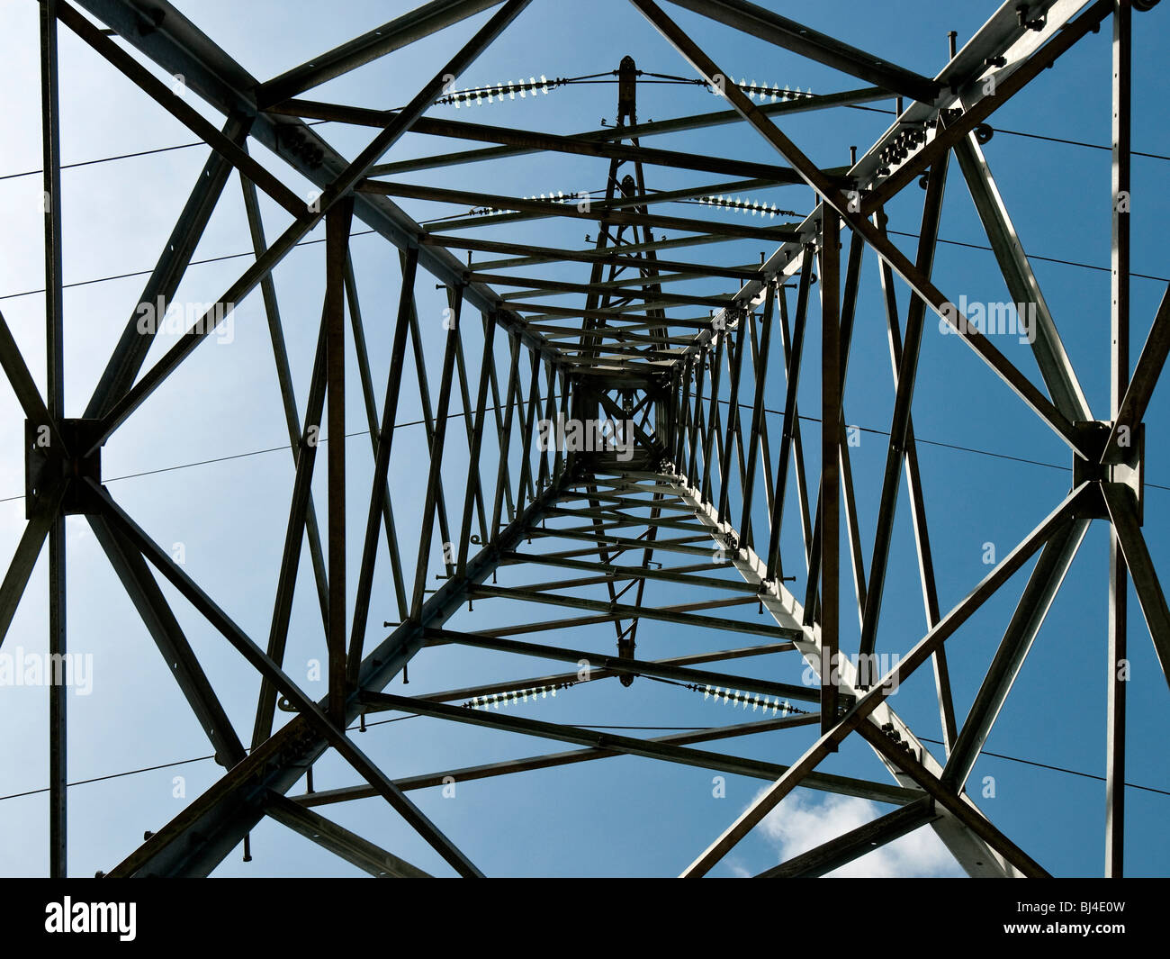 Tensione elevata elettricità pilone - Francia. Foto Stock