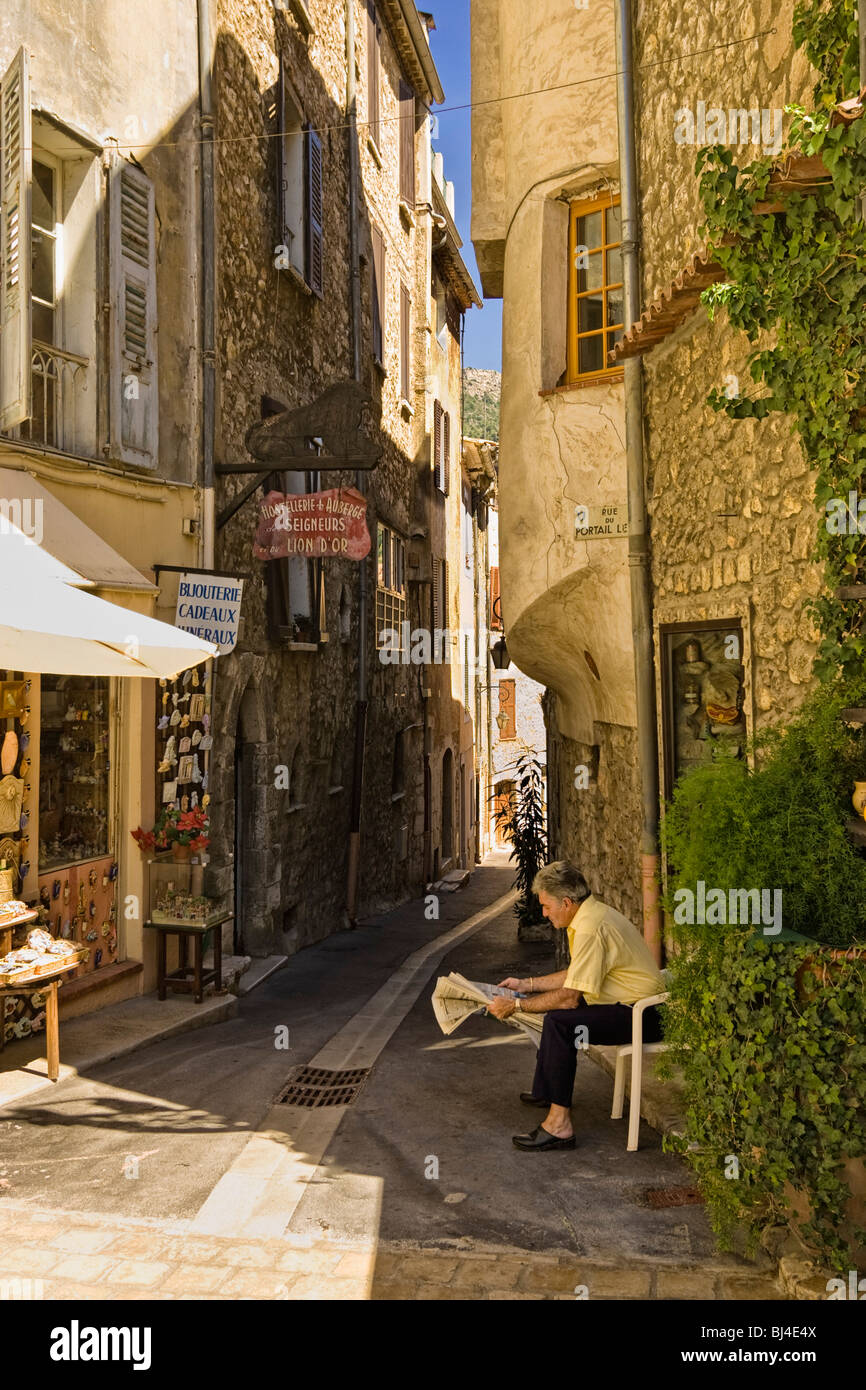 Provenza, Francia - Vence, Cote d Azur, Europa - quartiere vecchio proprietario di un negozio di legge il giornale in Provenza, Francia Foto Stock