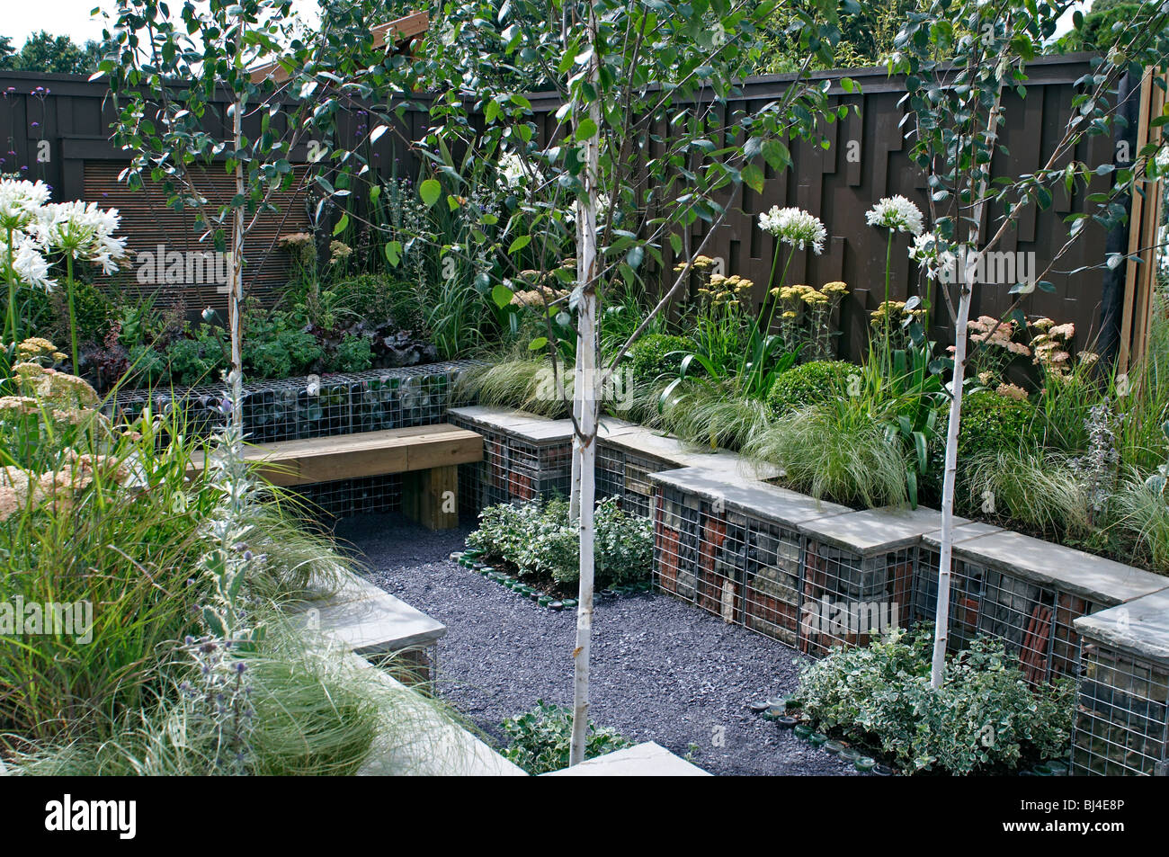 Un piccolo cortile urbano giardino con posti a sedere Foto Stock