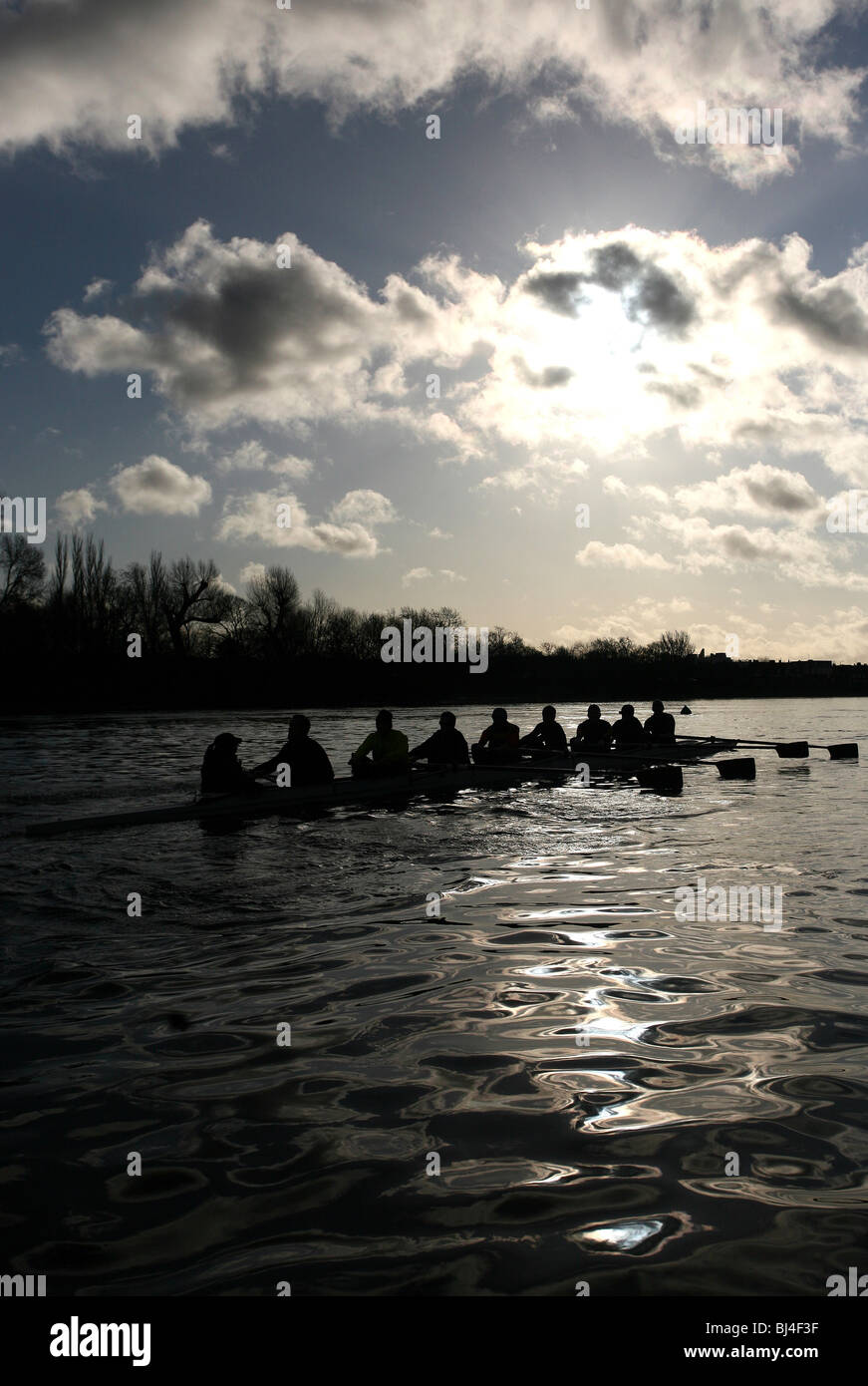 Un novizio otto equipaggi da Vesta club di canottaggio pratica sul fiume Tamigi vicino a Chiswick a Londra. Foto Stock