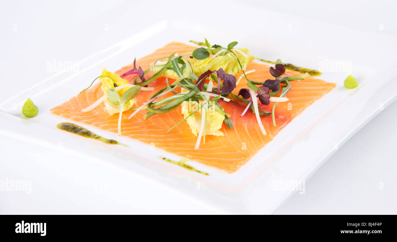 Stile di sashimi di salmone affumicato con insalata di Wasabi Foto Stock